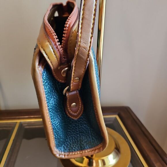 Vintage Dooney Bourke crossbody or shoulder leather bag w/ suede interior - Picture 10 of 14